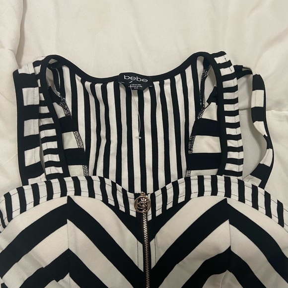 BEBE nwot striped chevron b&w tank top with zipper - Picture 4 of 7